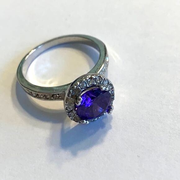 Stunning Cocktail Ring Silvertone 8.5 faceted purple synthetic solitaire stone - Picture 6 of 6